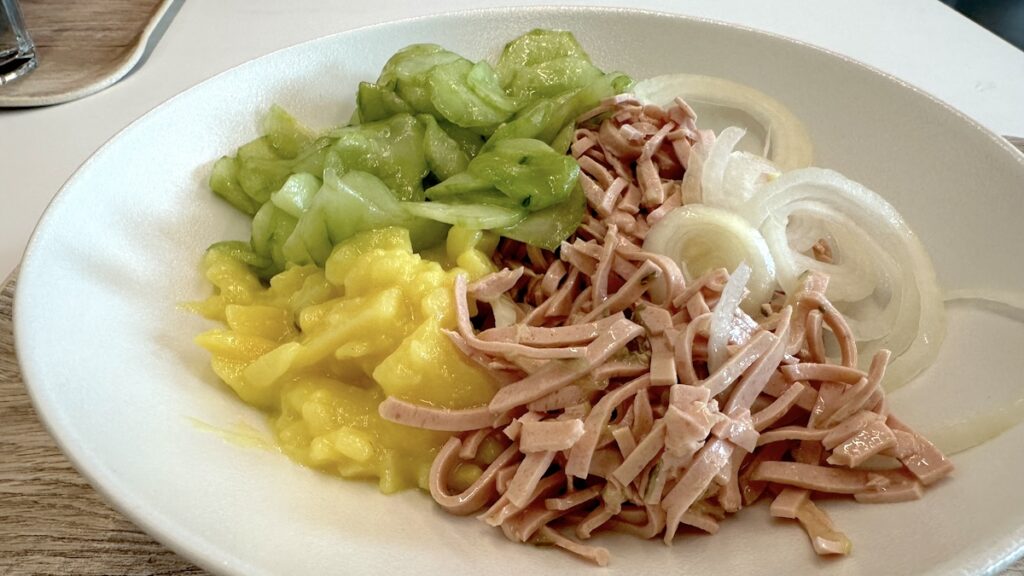 Wurstsalat vom Salatbuffet und dazu etwas Kartoffel- und Gurkensalat