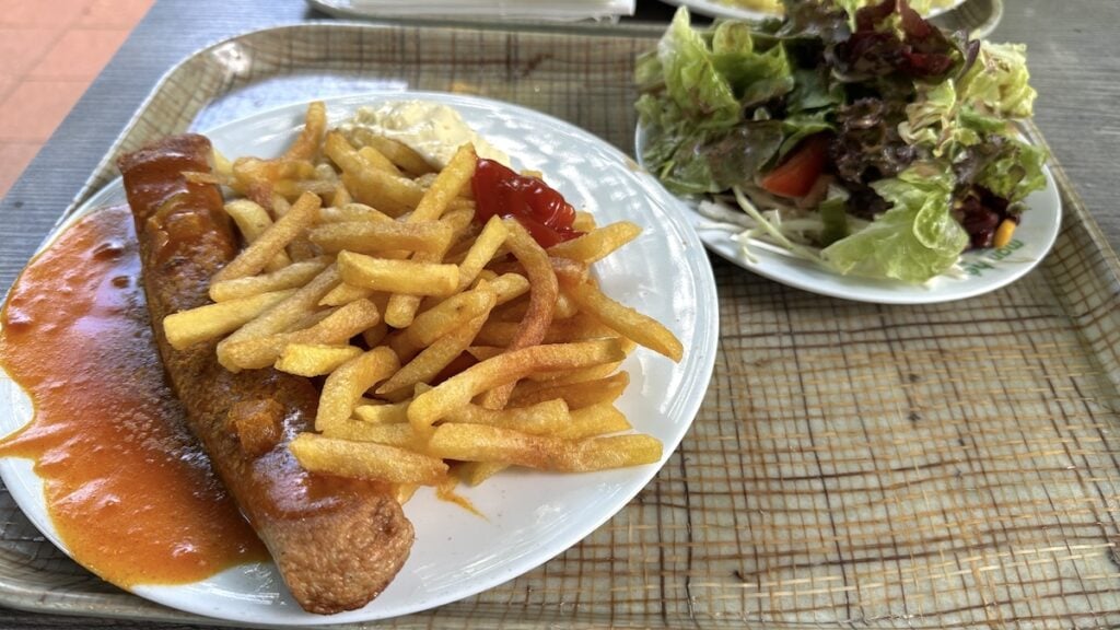 Lauwarme Currywurst mit Pommes