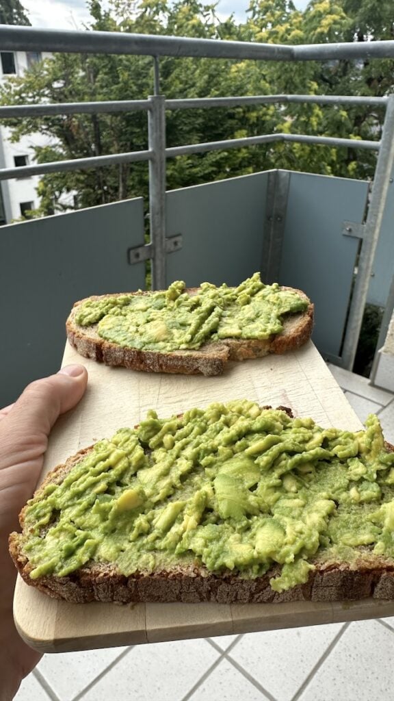 Brote mit Avocado, natürlich auf dem Balkon