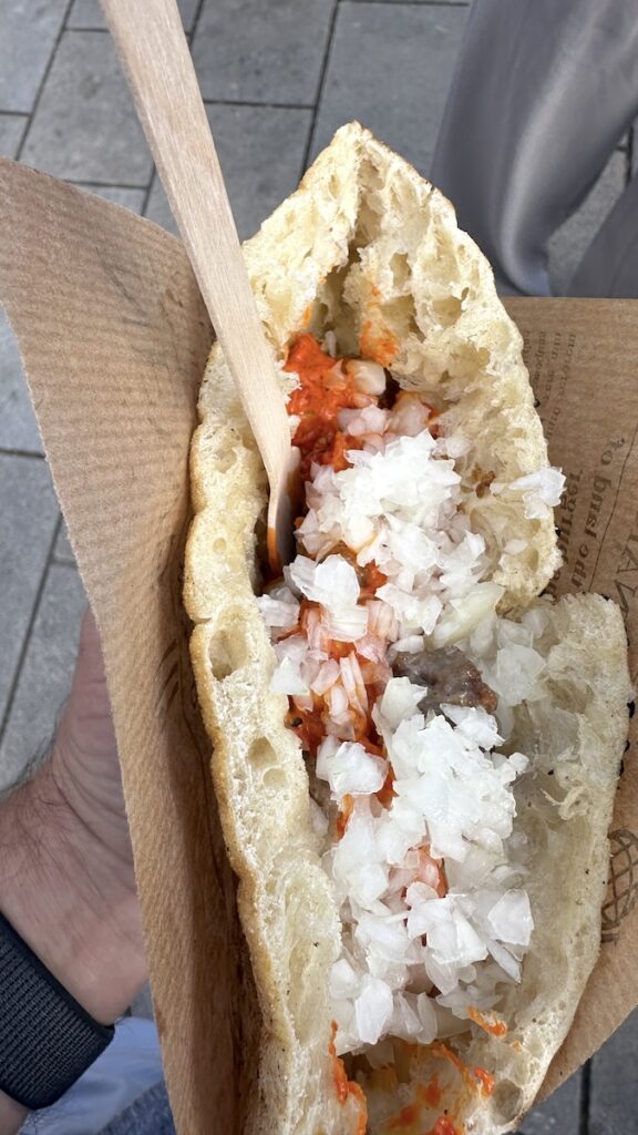 Bosnische Cevapcici im Brötchen