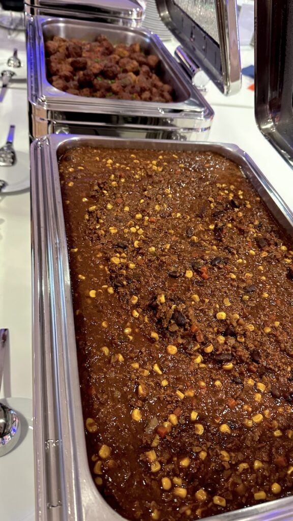 Chili con Carne und Hackfleischbällchen im Hintergrund