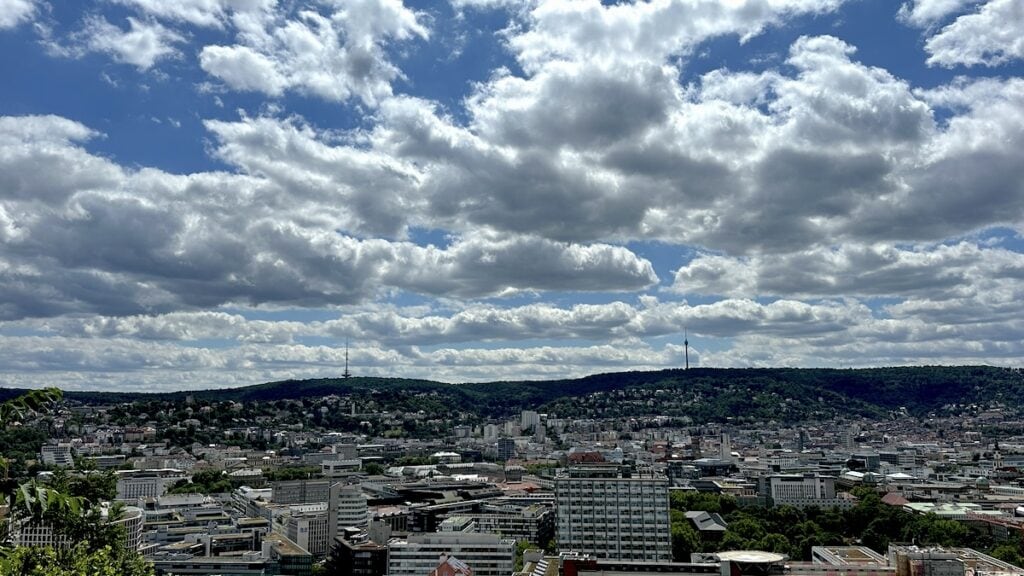 Blick über Stuttgart - dieses Mal mit blauem Himmel und weiss-grauen Wolken