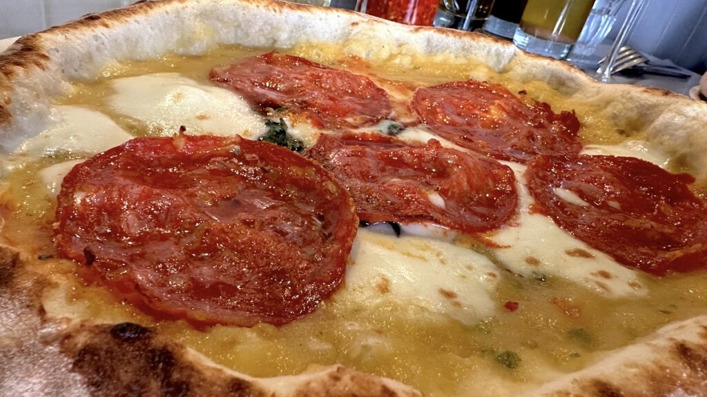 Pizza Datterino giallo e Salame piccante im Italo Disco