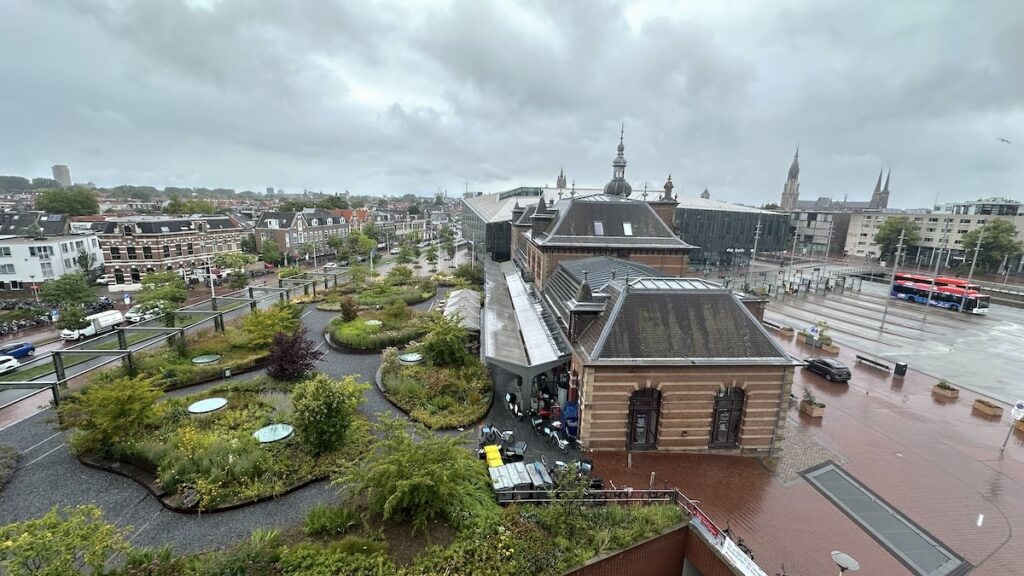 Ausblick vom Hotelzimmer auf das alte Bahnhofsgebäude Delft