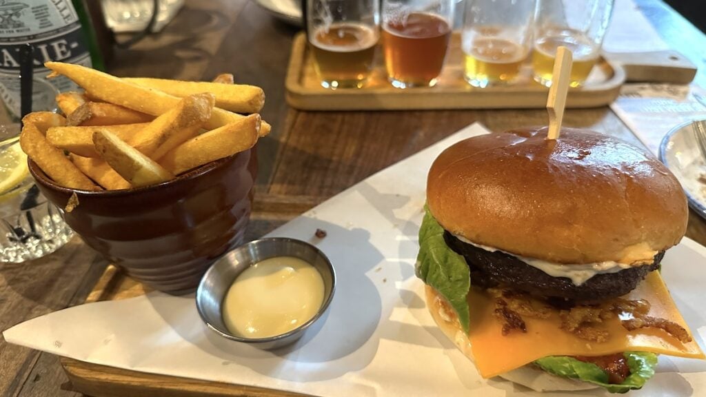 Burger und Pommes im Delfts Brouwhuis