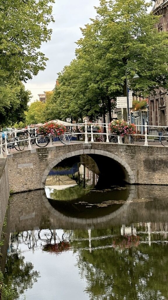 Wie schön sich die Brücke über dem Kanal spiegelt...