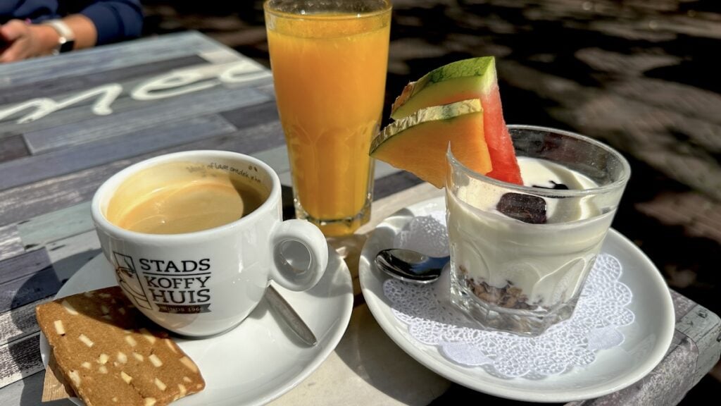 Teil 1 des Frühstücks für zwei im Stads-Koffyhuis Delft (Kaffee, Orangensaft, Jogurt)
