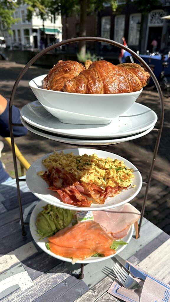 Teil 2 des Frühstücks für zwei im Stads-Koffyhuis Delft (Etagere mit Croisants, Toast, Rührei, Speck, Avocado, Schinken, Käse und Lachs)
