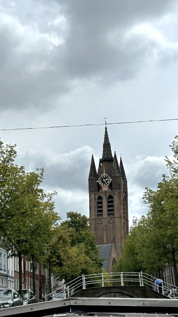 Oude Kerk mit schiefen Turm in Delft