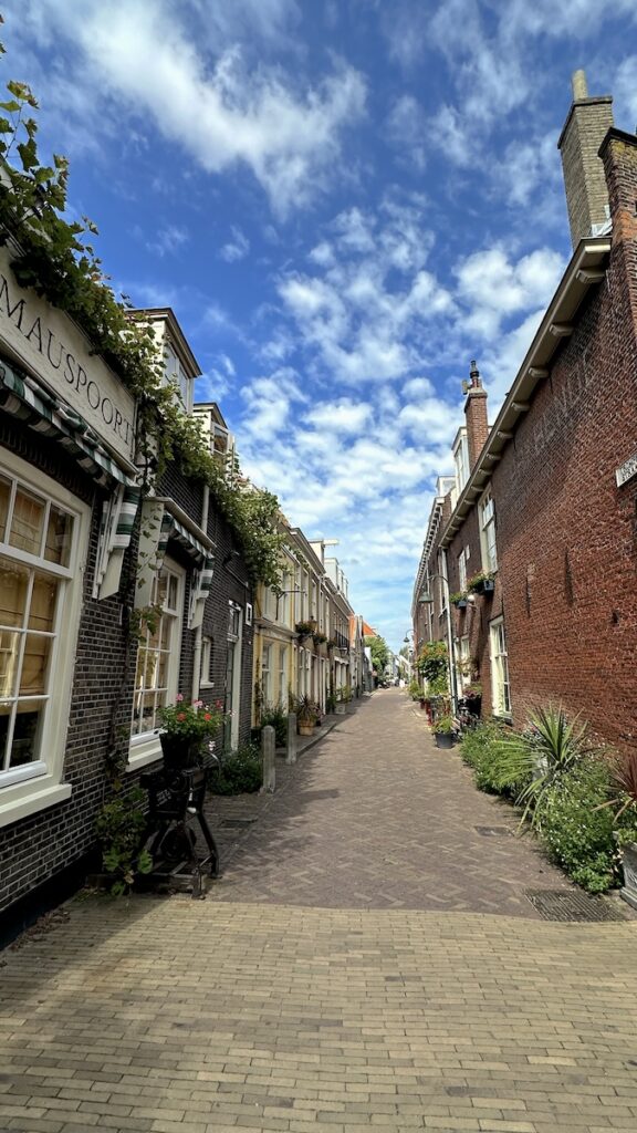 Eine der hübschen Gassen in Delft, die mich total an Haarlem erinnert