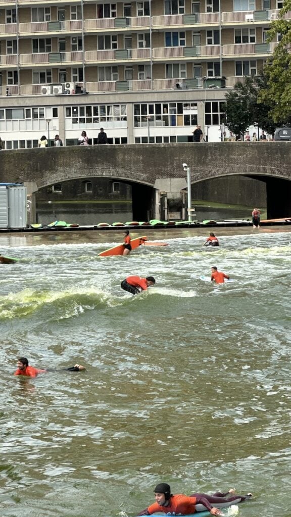 Surfer auf künstlicher Welle vor der Markthalle Rotterdam