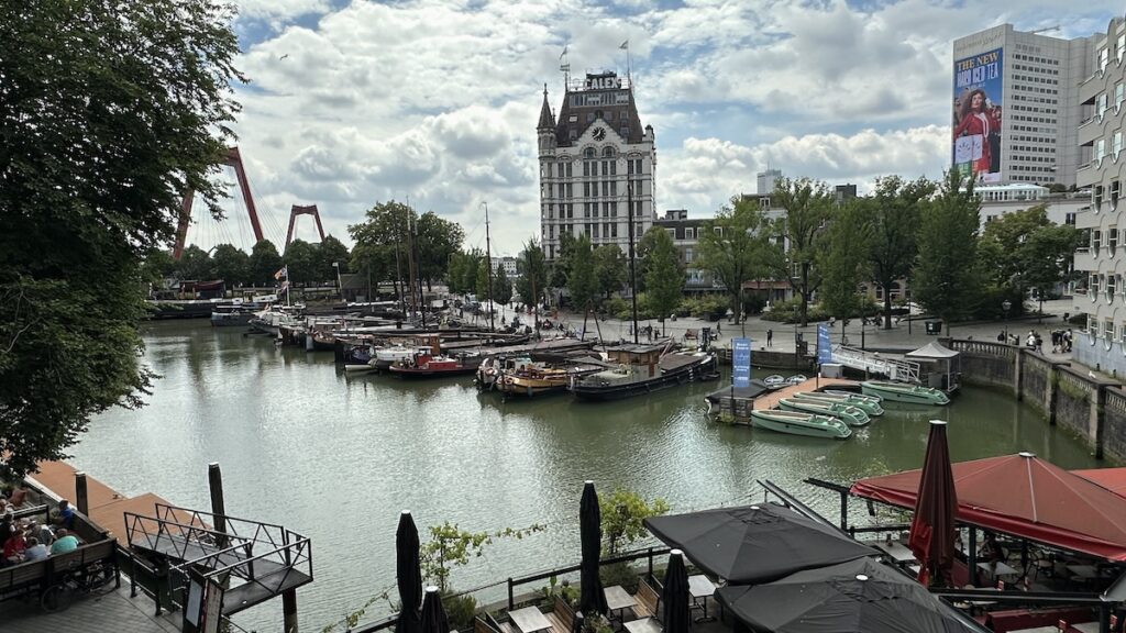 Blick von den Kubushäusern in den alten Hafen