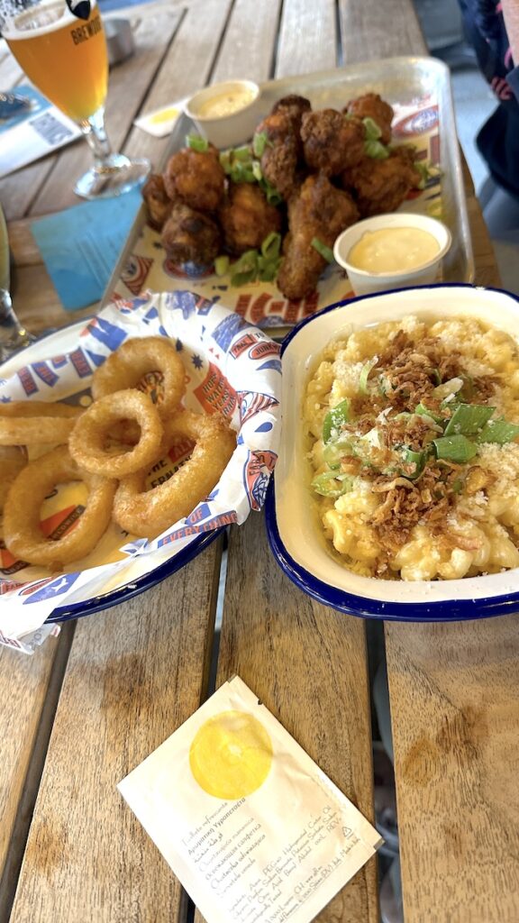 Mac'n'Cheese, Zwiebelringe und Chickenwings im Brewdog