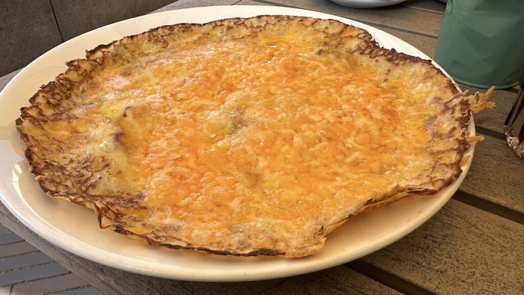 Pfannkuchen mit Käse (und nicht sichtbar Speck)