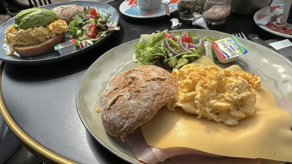 Rührei mit Schinken und Käse, sowie eins mit Avocado