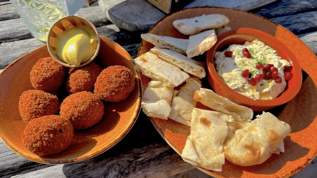 Bitterballen und Hummus