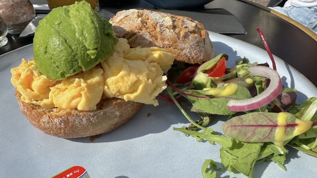 Rührei mit Avocado im "Le Bar"