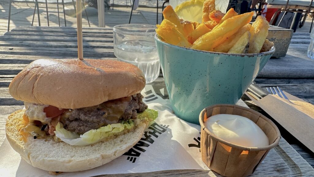 Burger mit Pommes im OHANA