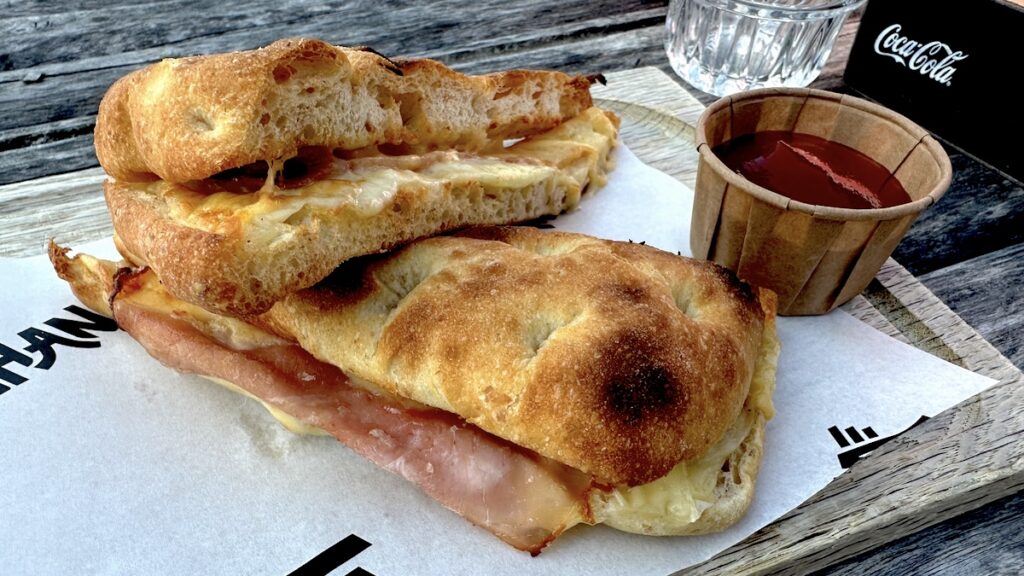Toasties mit Schinken und Käse im OHANA