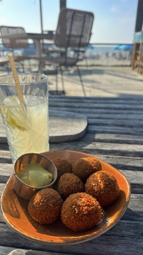Bitterballen, Limoncello Spritz und Meerblick