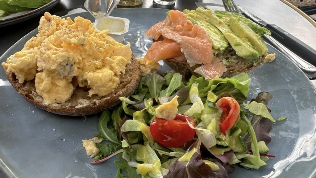 Rühreier auf Brötchen mit Avocado und ein wenig Lachs von Nic