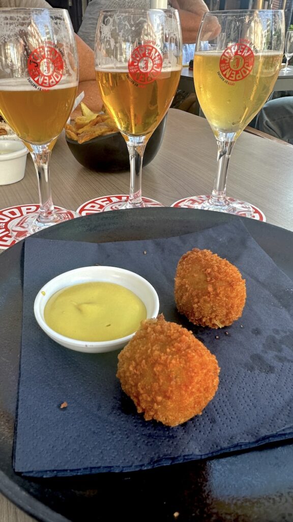 Zwei Bitterballen zum Flightdeck aus drei Bieren bei Jopen