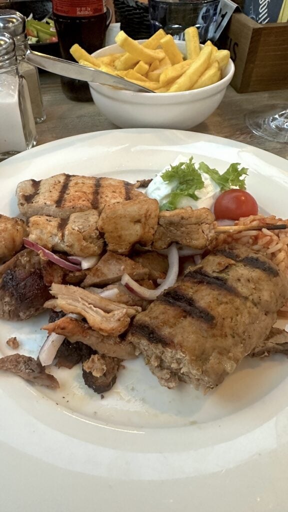 Filoxeniaplatte mit Gyros, Souvlaki, Souzouki, Schnitzel