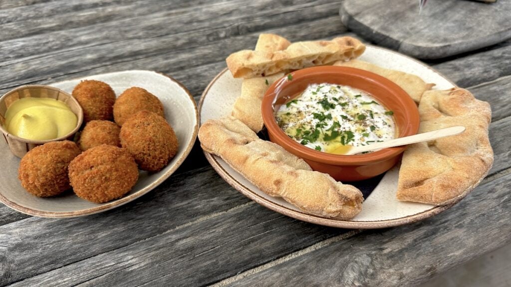 Bitterballen und Labneh