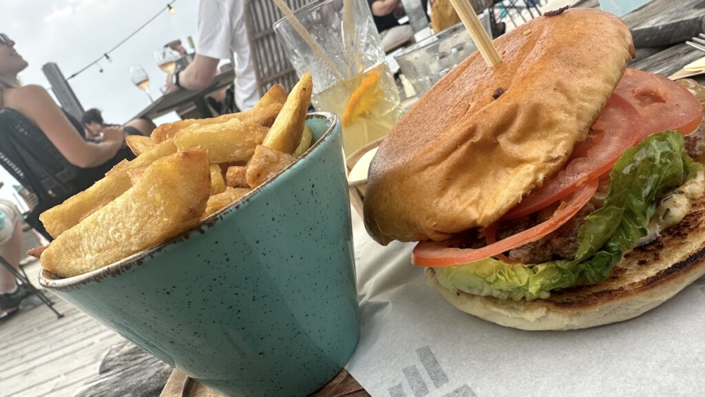 Burger mit Pommes im OHANA