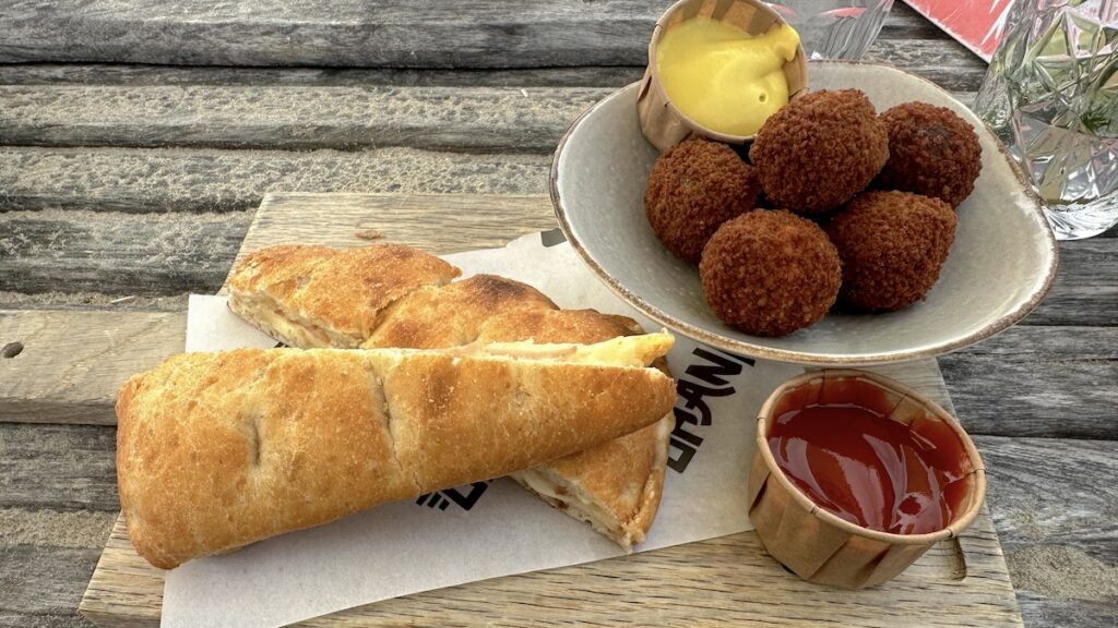 Toastie und Bitterballen im OHANA