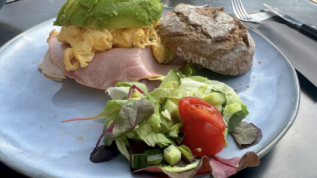Rührei mit Avocado