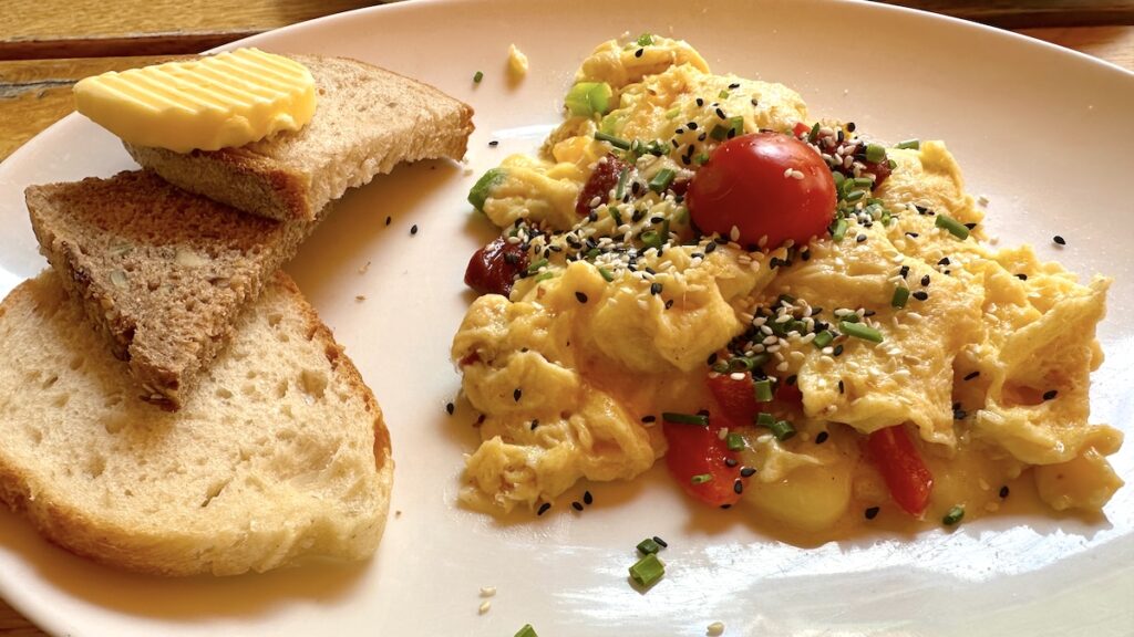 Rührei mit Sucuk und Käse