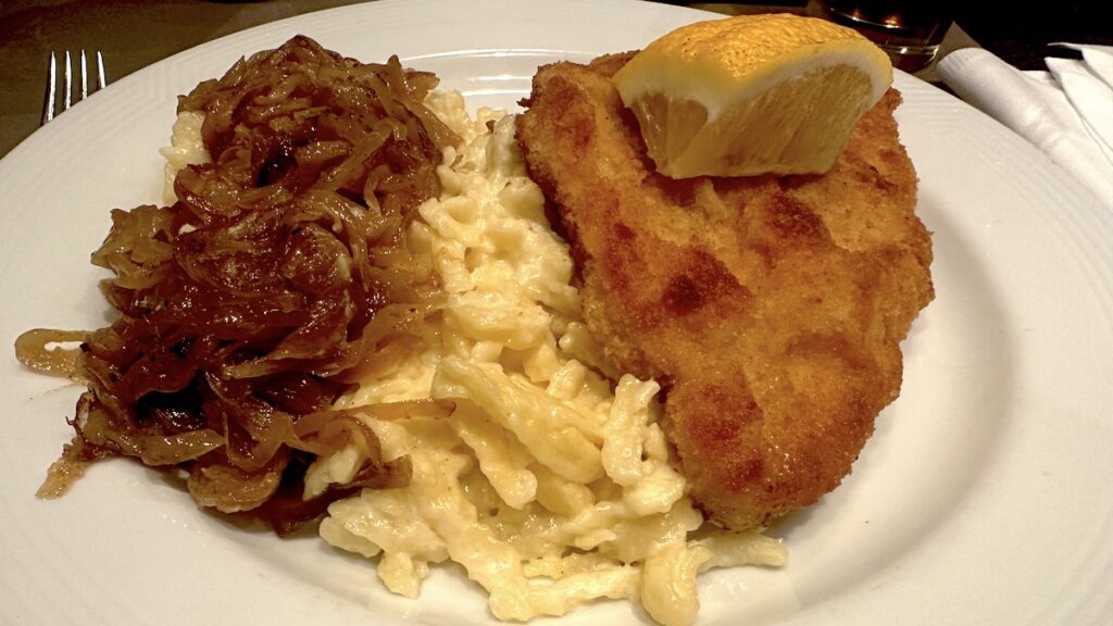 Paniertes Schweineschnitzel mit Kässpätzle