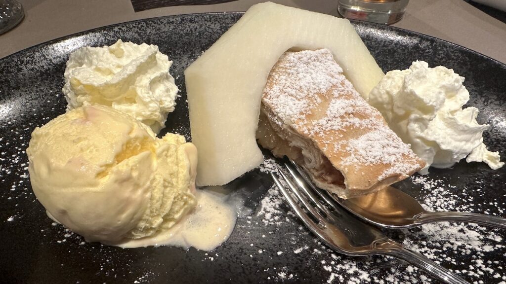 Apfelstrudel mit Vanilleeis und Sahne