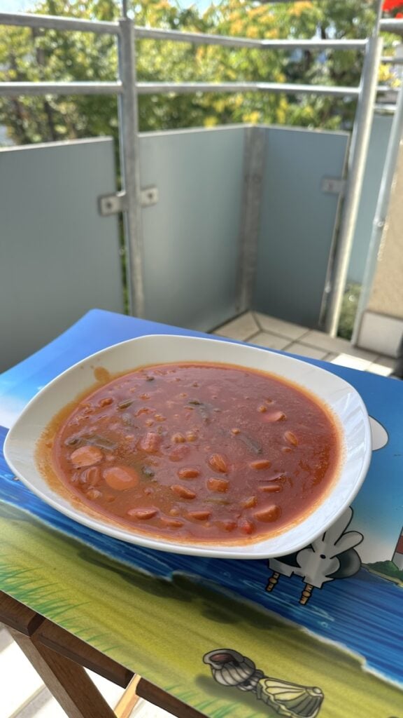 Mittagspause mit "Serbischer Bohnensuppe" (aus der Dose) auf dem Balkon