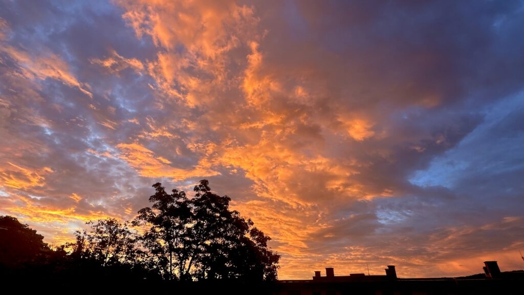 Sonnenaufgang vor meinem Balkon am Montag