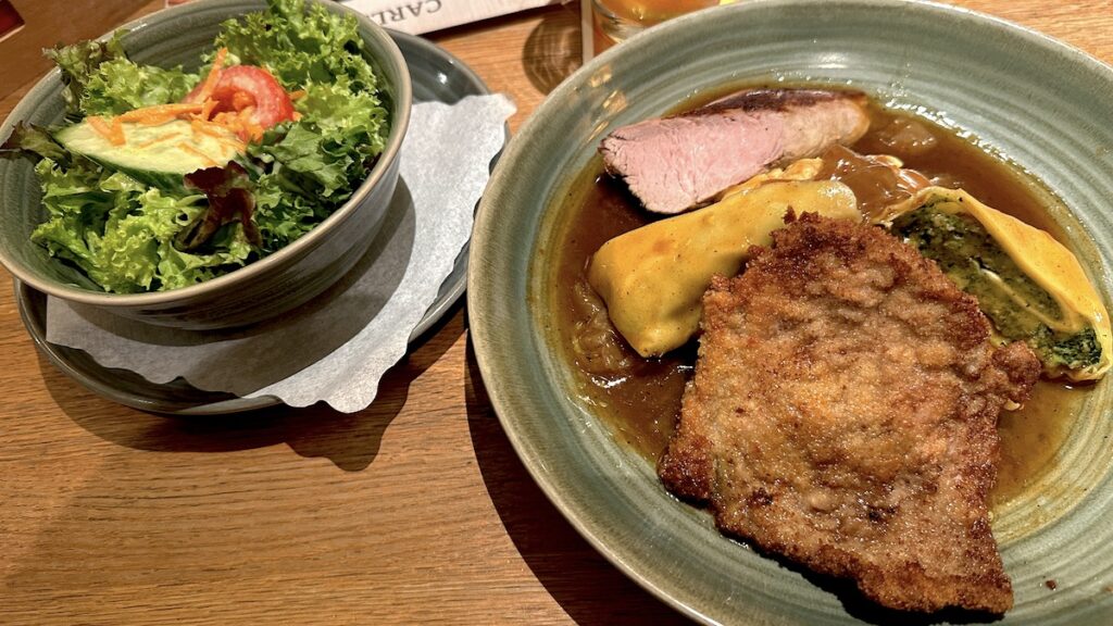 Schwabenteller im Carl's Brauhaus: Kalbsschnitzel, Maultasche, Filet und Kässpätzle