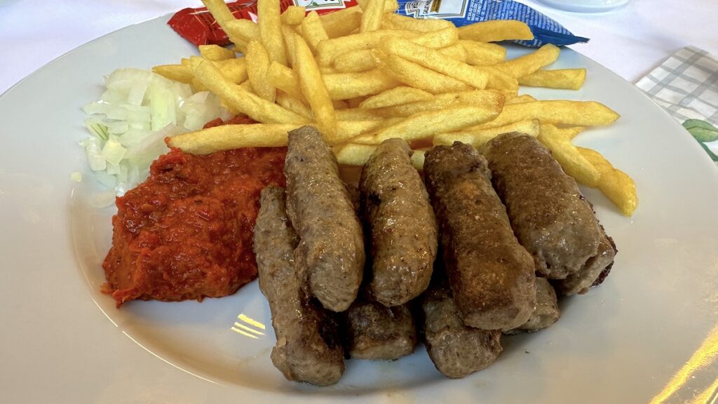 Cevapcici mit Pommes im Haus am See