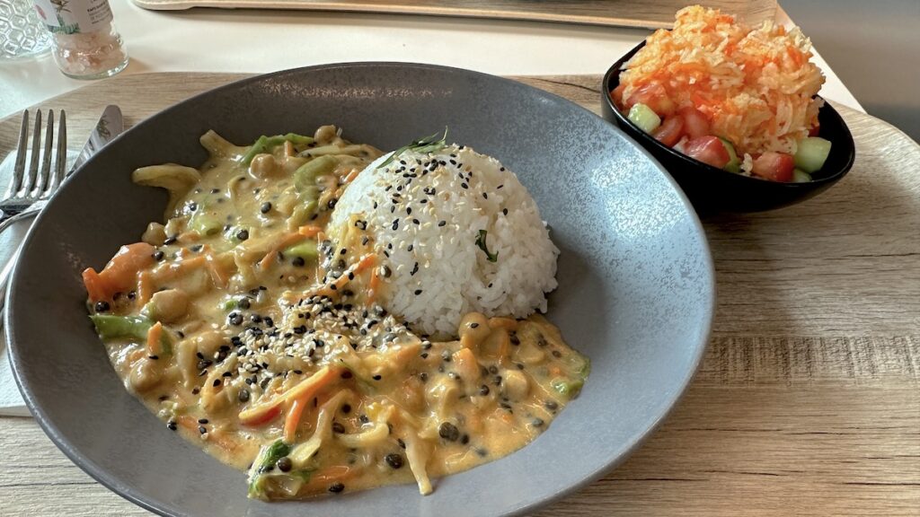 Süßkartoffelcurry mit schwarzen Linsen und Kichererbsen, dazu Jasminreis