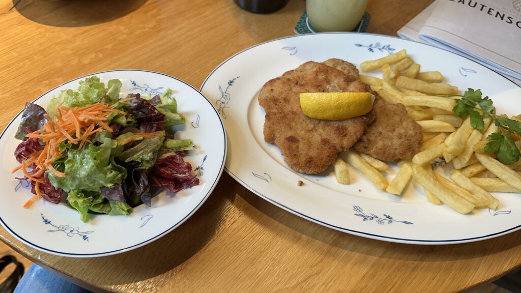 Schnitzel mit Pommes und Beilagensalat im Lautenschlager