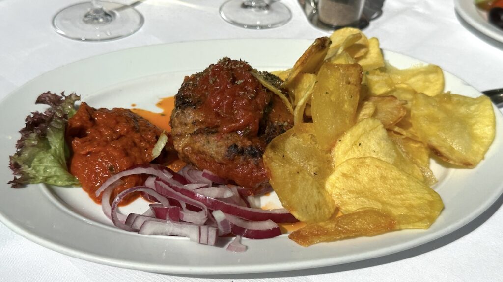 Bifteki mit Kartoffeln beim Griechen im Grünen