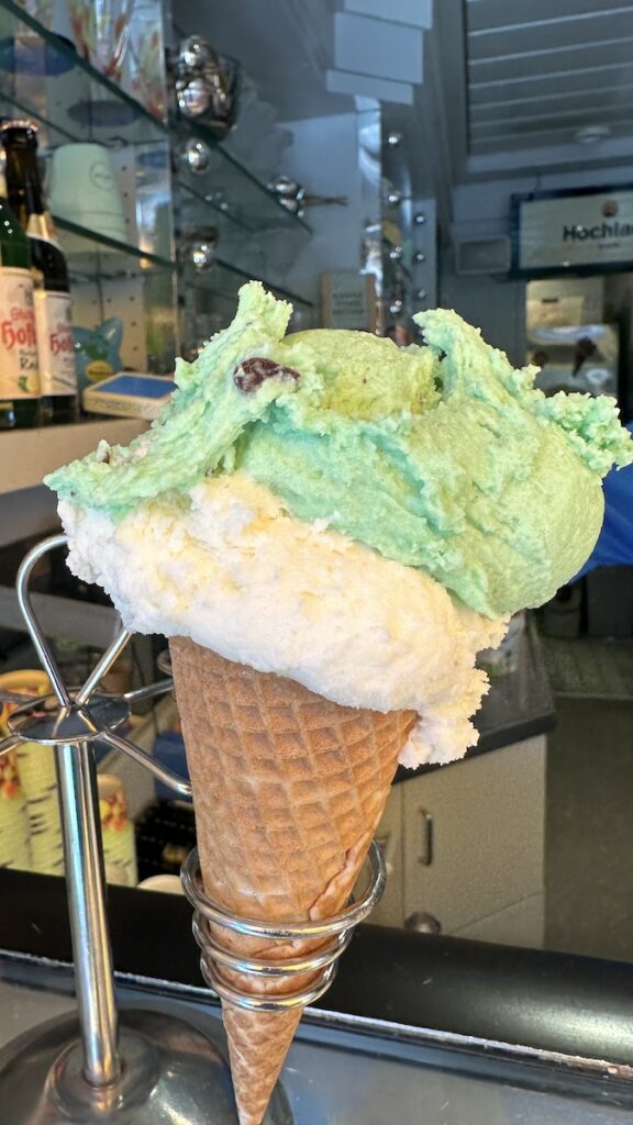 Weisses Schokoladeneis und After-Eight-Eis
