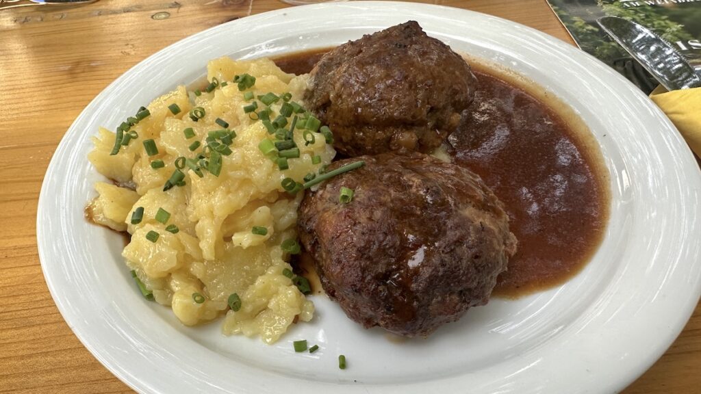 Fleischküchle mit Kartoffelsalat