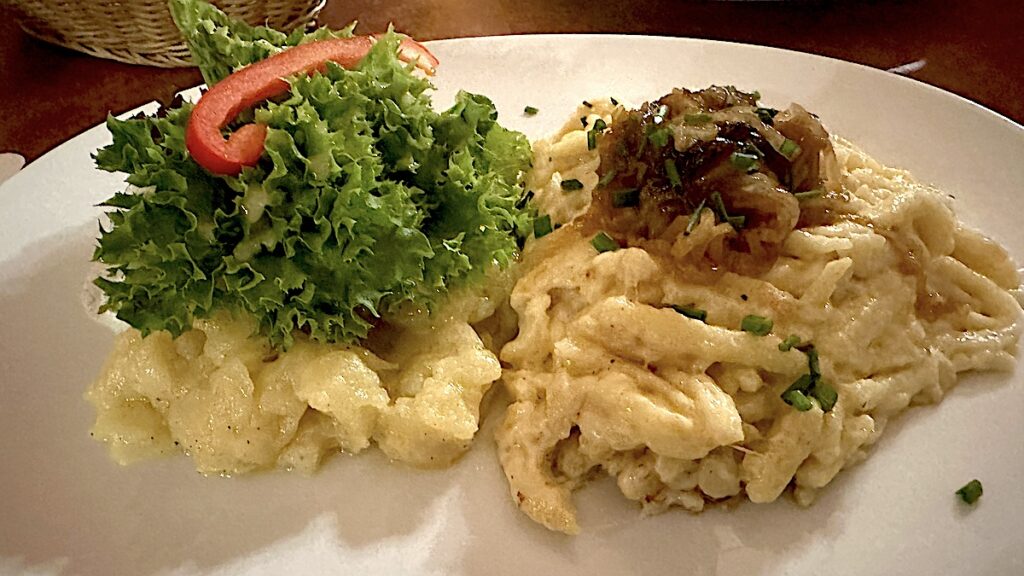 Kässpätzle mit Salat im Schlesinger