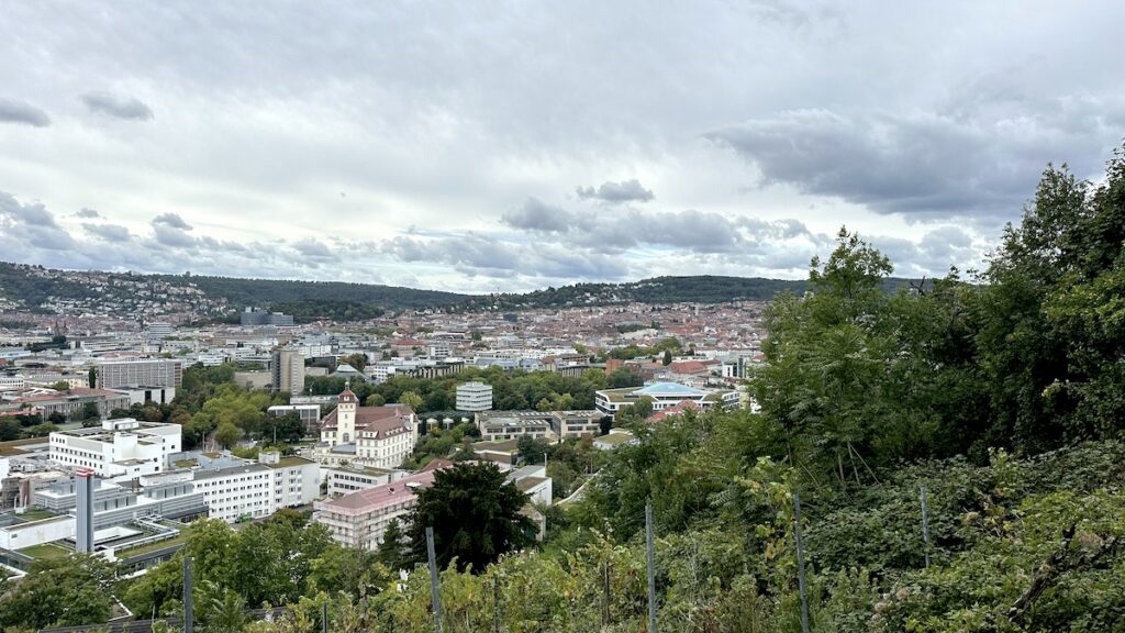 Wolkenungetüme beim Mittagsspaziergang über Stuttgart-West