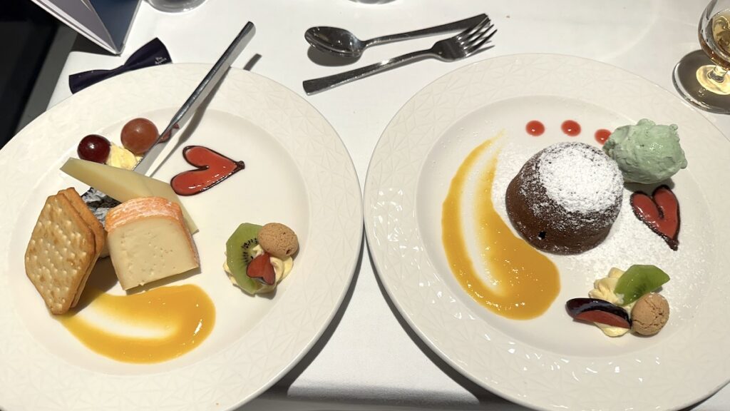 Nachtisch und zusätzlicher Käseteller beim Galadinners