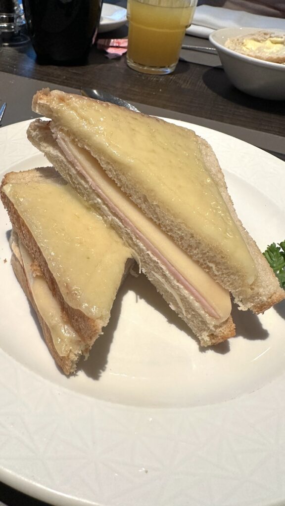 Käse-Schinken-Toasts als "Tagesspezialität" zum Frühstück