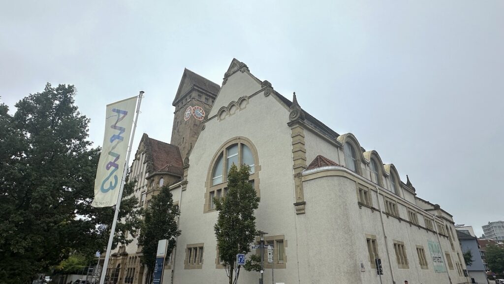 Das EMMA von außen