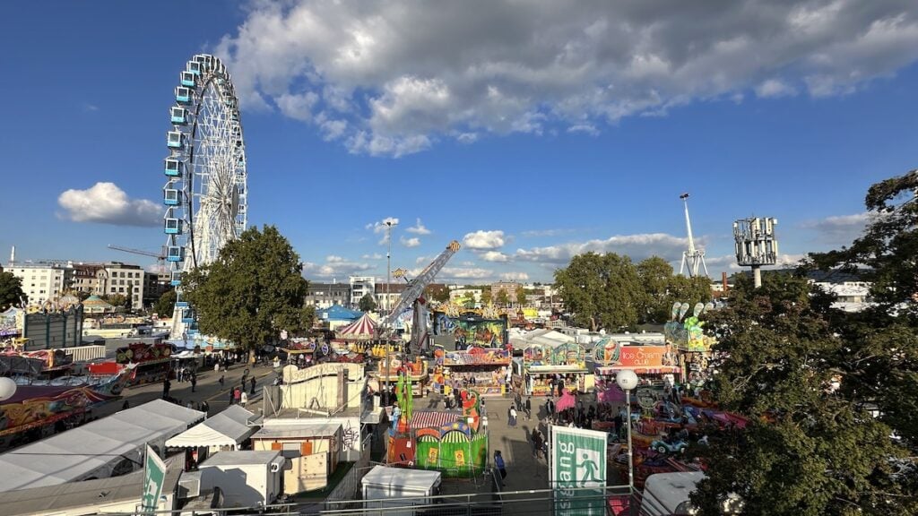 Ankunft auf dem Wasen bei bestem Wetter und ein nettes Riesenrad