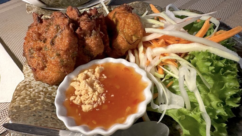 Thailändische Hähnchenfrikadellen als Vorspeise im Kwan Kao